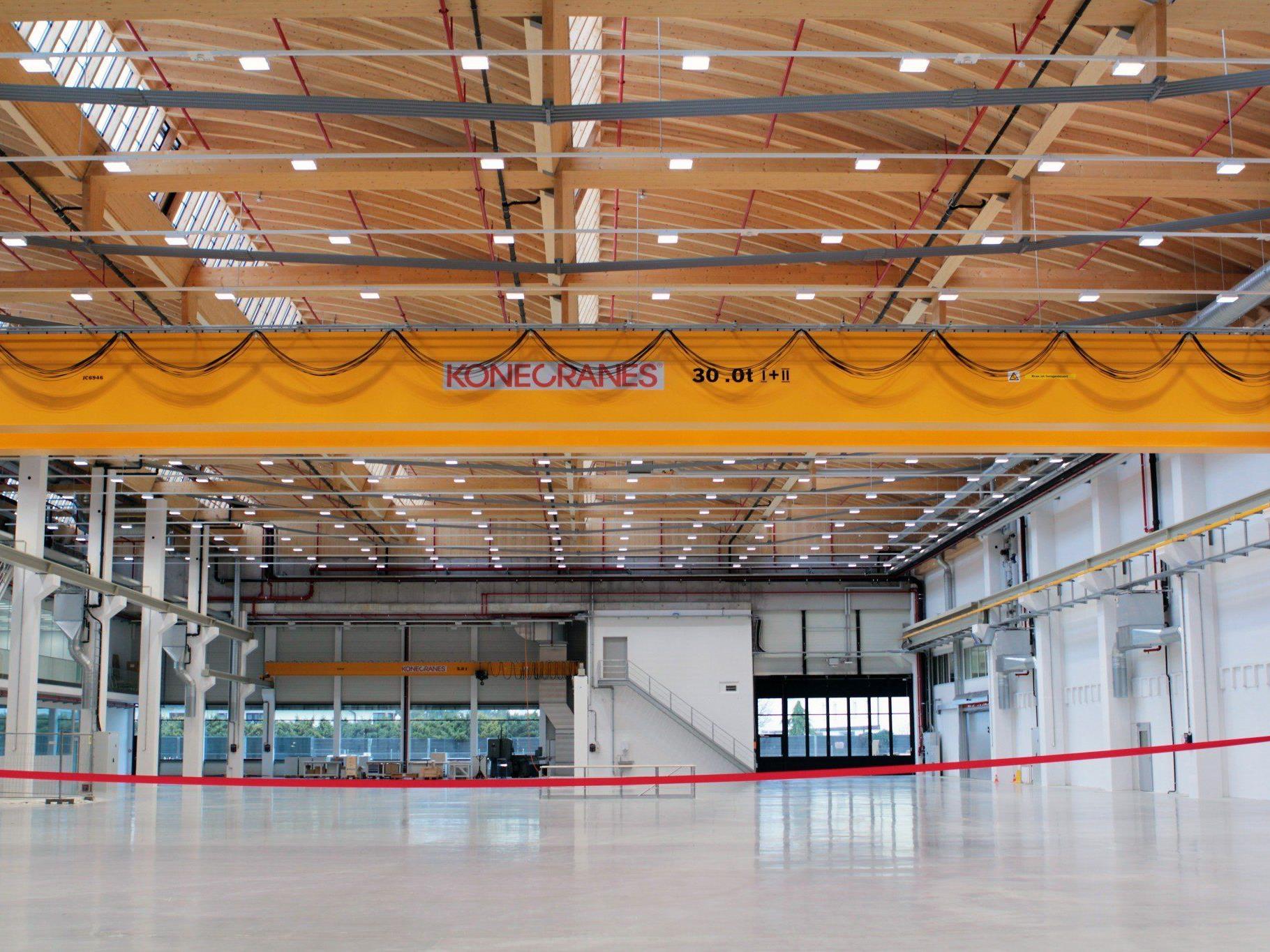Die frei überspannte Fläche der neuen Werkshalle erstreckt sich auf einer Breite von 37,5 Metern und einer Länge von 90 Metern.