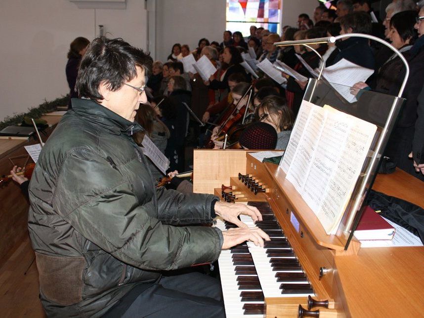 Helmut Binder spielt auf der Lingenauer ORgel.