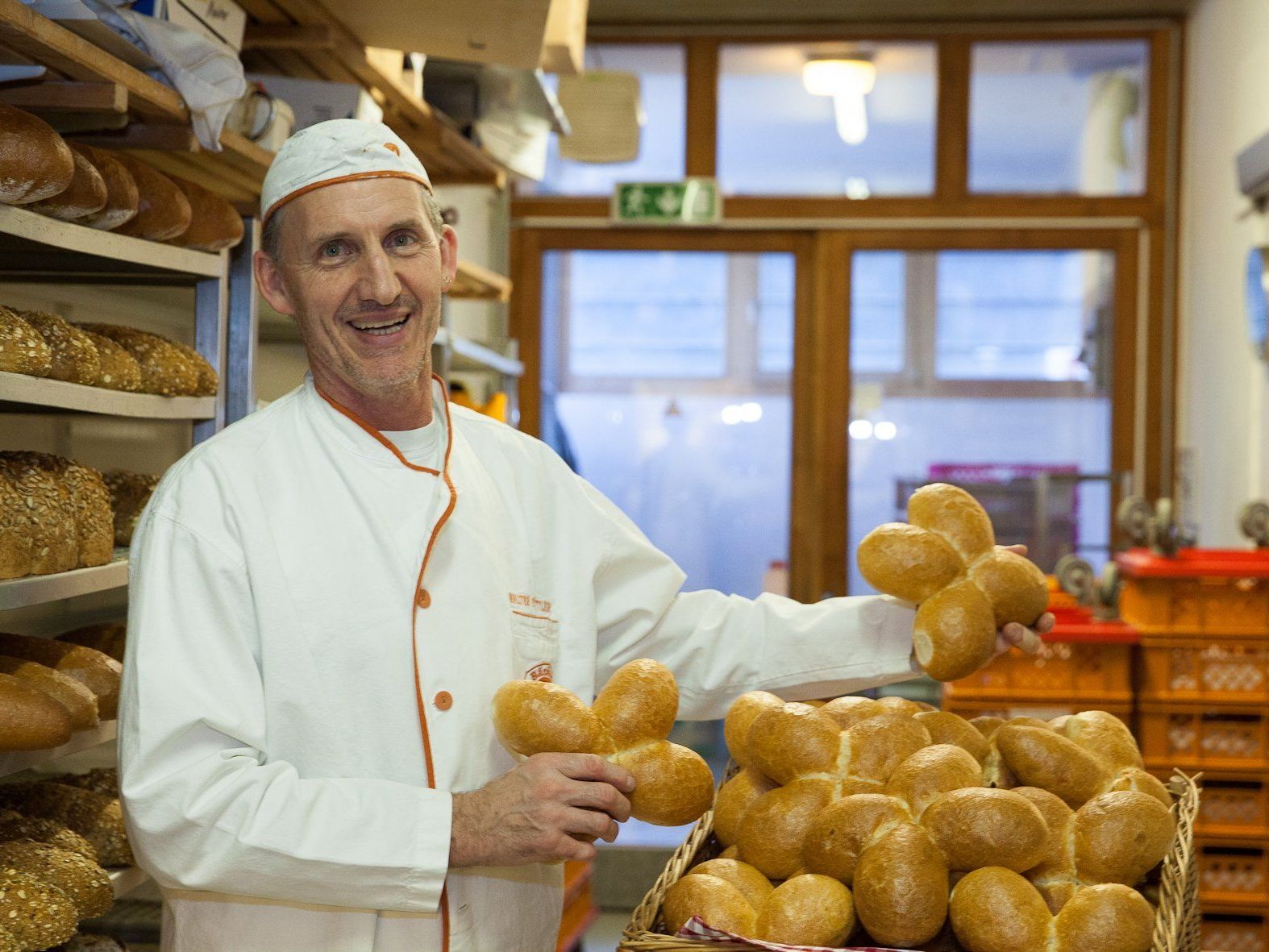 Walter Stüttler mit dem geweihten Agatha Brot Walter Stüttler mit dem geweihten Agatha Brot