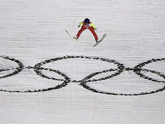 Daniela Iraschko-Stolz sprang von Platz fünf im ersten Durchgang noch zu Olympia-Silber. Daniela Iraschko-Stolz sprang von Platz fünf im ersten Durchgang noch zu Olympia-Silber.