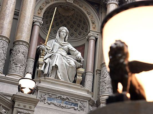 Die zwei Verdächtigen müssen sich wegen Mordes vor Gericht verantworten. Die zwei Verdächtigen müssen sich wegen Mordes vor Gericht verantworten.