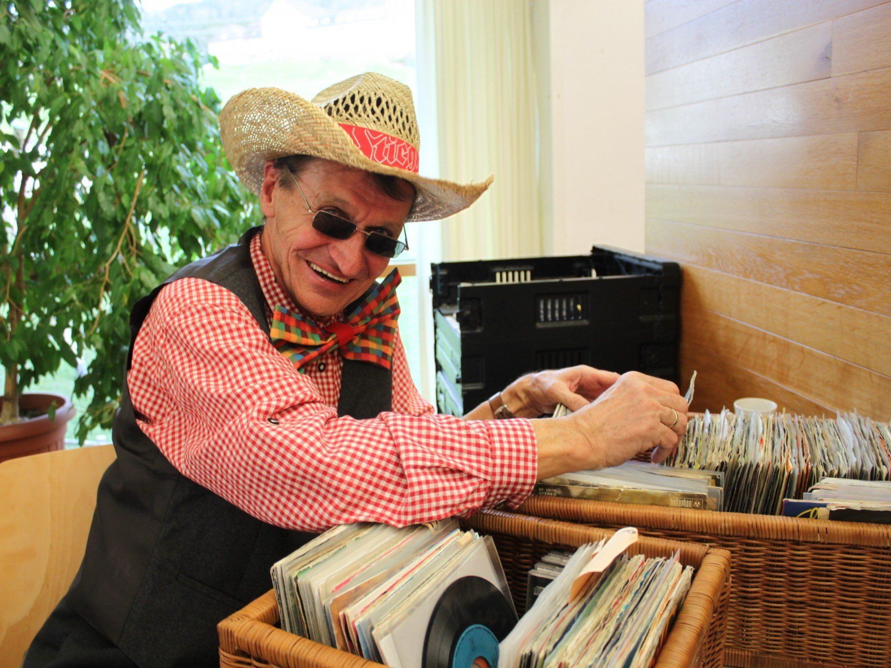 Oldie-DJ Karl-Heinz sorgt beim Lochauer Mitanand-Füranand-Kränzle für „Tanzmusik auf Bestellung“. Oldie-DJ Karl-Heinz sorgt beim Lochauer Mitanand-Füranand-Kränzle für „Tanzmusik auf Bestellung“.