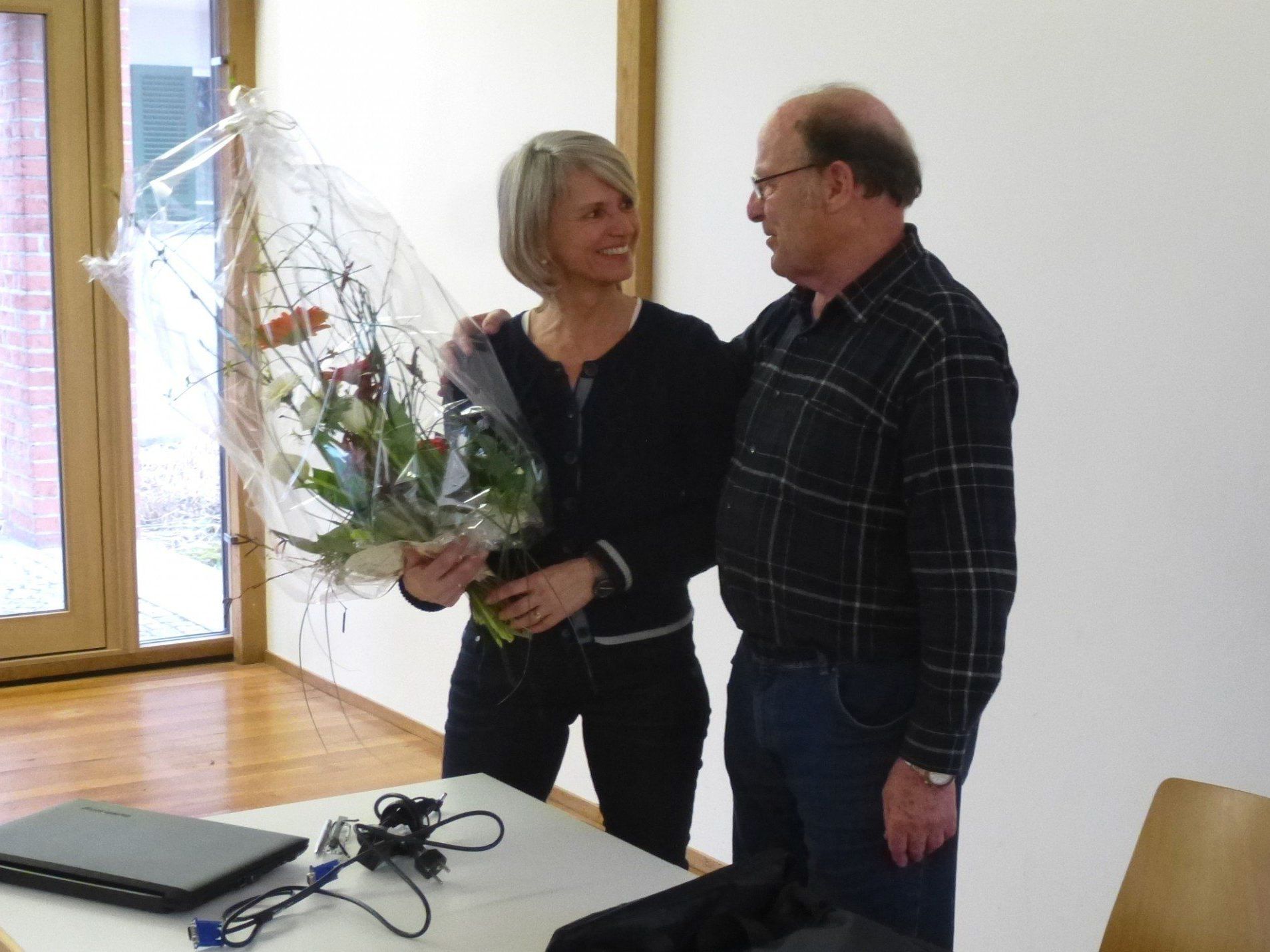 Obmann Erich Hansmann bedankte sich bei Dr. Sabine Federspiel-Simma für den interessanten Vortrag. Obmann Erich Hansmann bedankte sich bei Dr. Sabine Federspiel-Simma für den interessanten Vortrag.