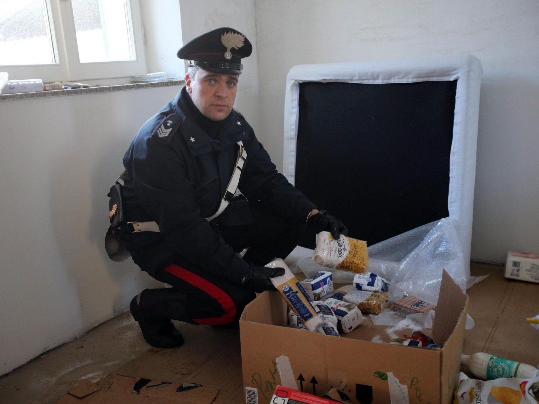 Italienischer Polizist zeigt die Versorgung des festgenommenen Mafiabosses Domenico Cutri in seinem Versteck in Mailand. Italienischer Polizist zeigt die Versorgung des festgenommenen Mafiabosses Domenico Cutri in seinem Versteck in Mailand.