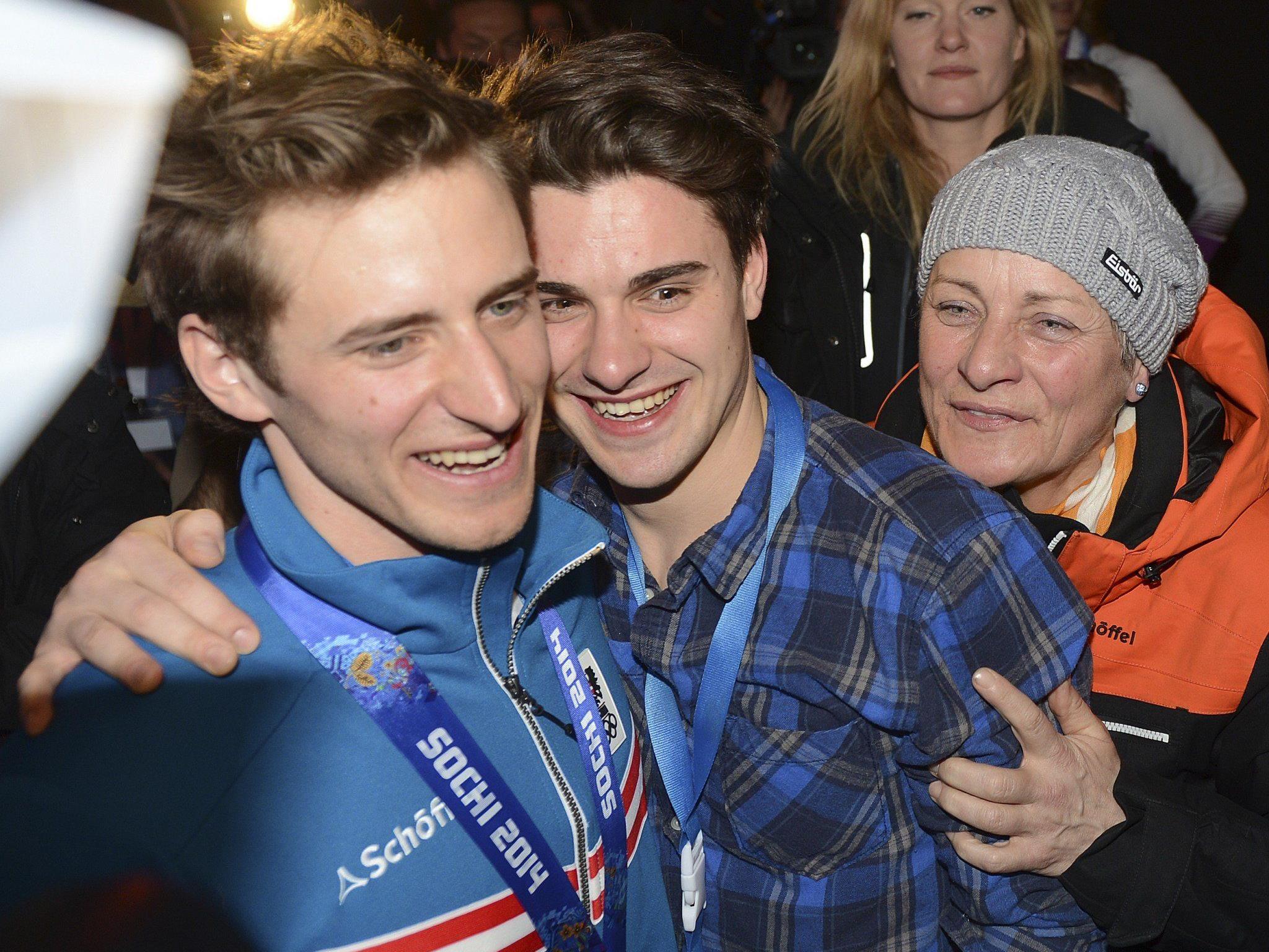 Goldmedaillengewinner Matthias Mayer (AUT) mit Bruder Lucas und seiner Mutter Margret.