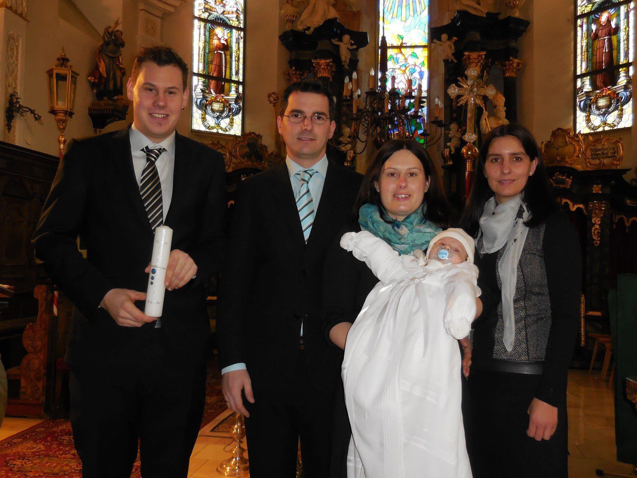 Raphael Schallner wurde am 9.2. von Pfarrer Eberhard Amann getauft.