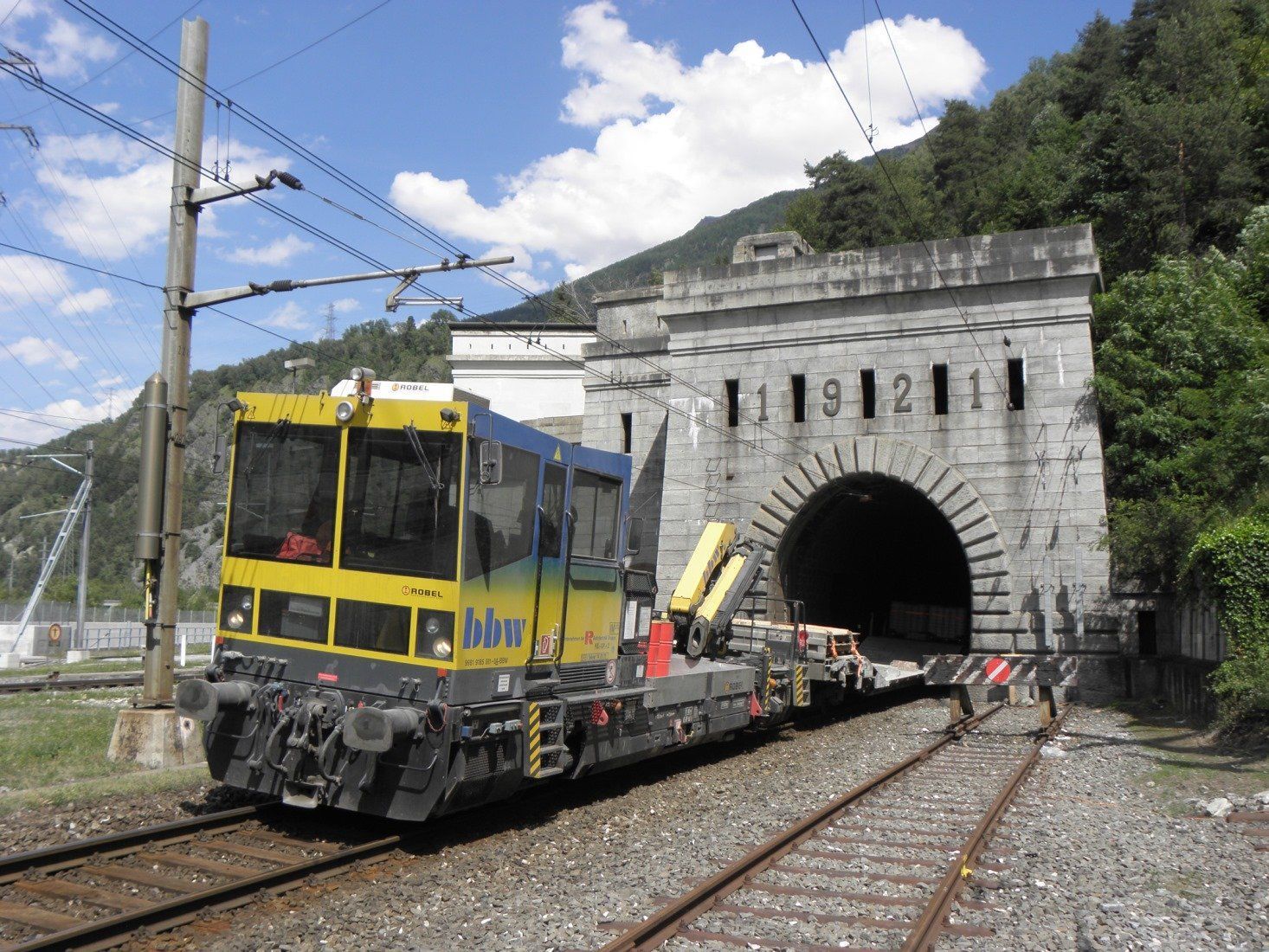 Die Rhomberg Bahntechnik modernisiert die Selbstrettungsmaßnahmen im Simplon-Tunnel Die Rhomberg Bahntechnik modernisiert die Selbstrettungsmaßnahmen im Simplon-Tunnel