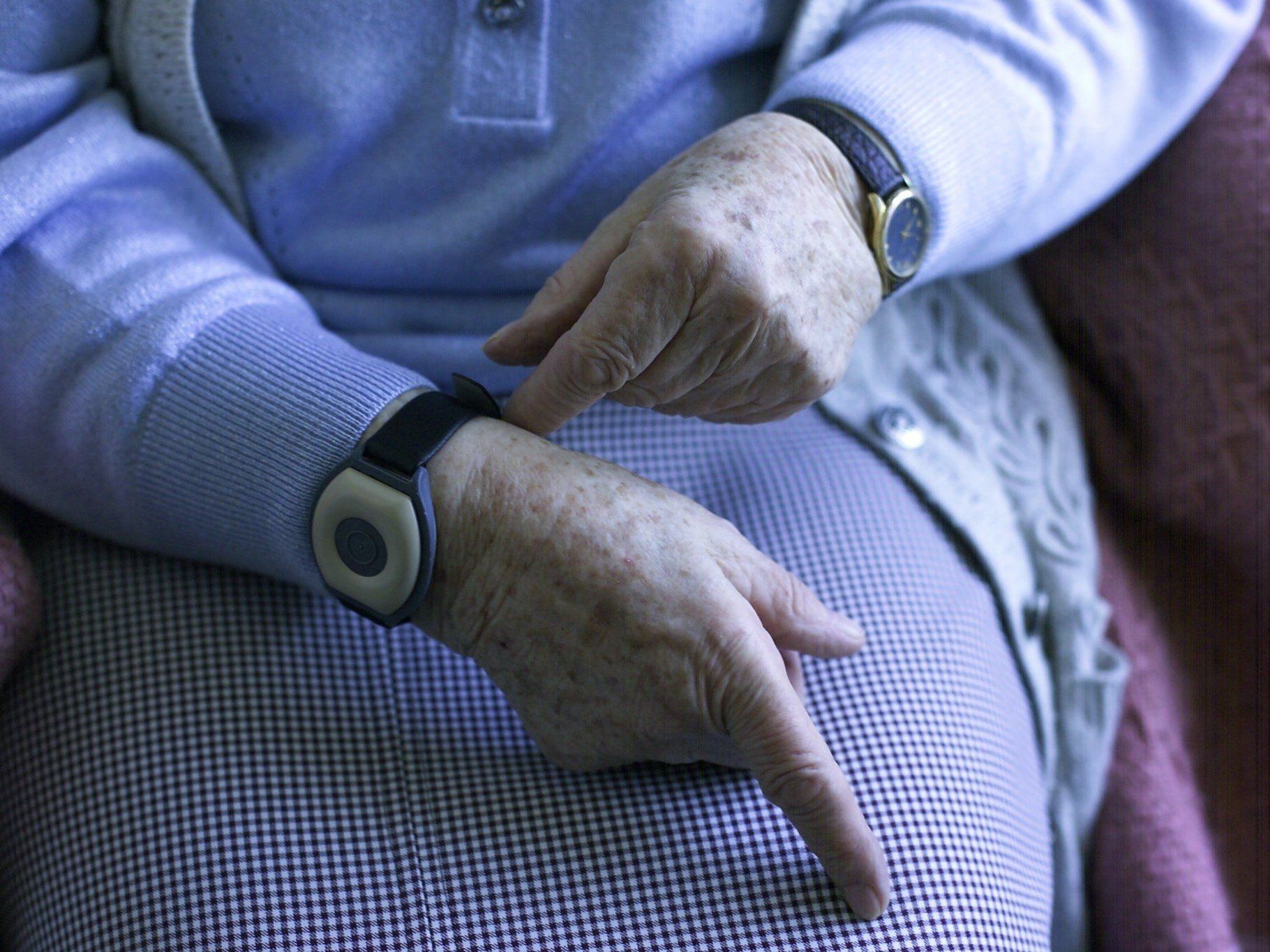 Das Interesse an der Rufhilfe, die einfach wie eine Armbanduhr getragen wird, ist enorm gestiegen. Das Interesse an der Rufhilfe, die einfach wie eine Armbanduhr getragen wird, ist enorm gestiegen.