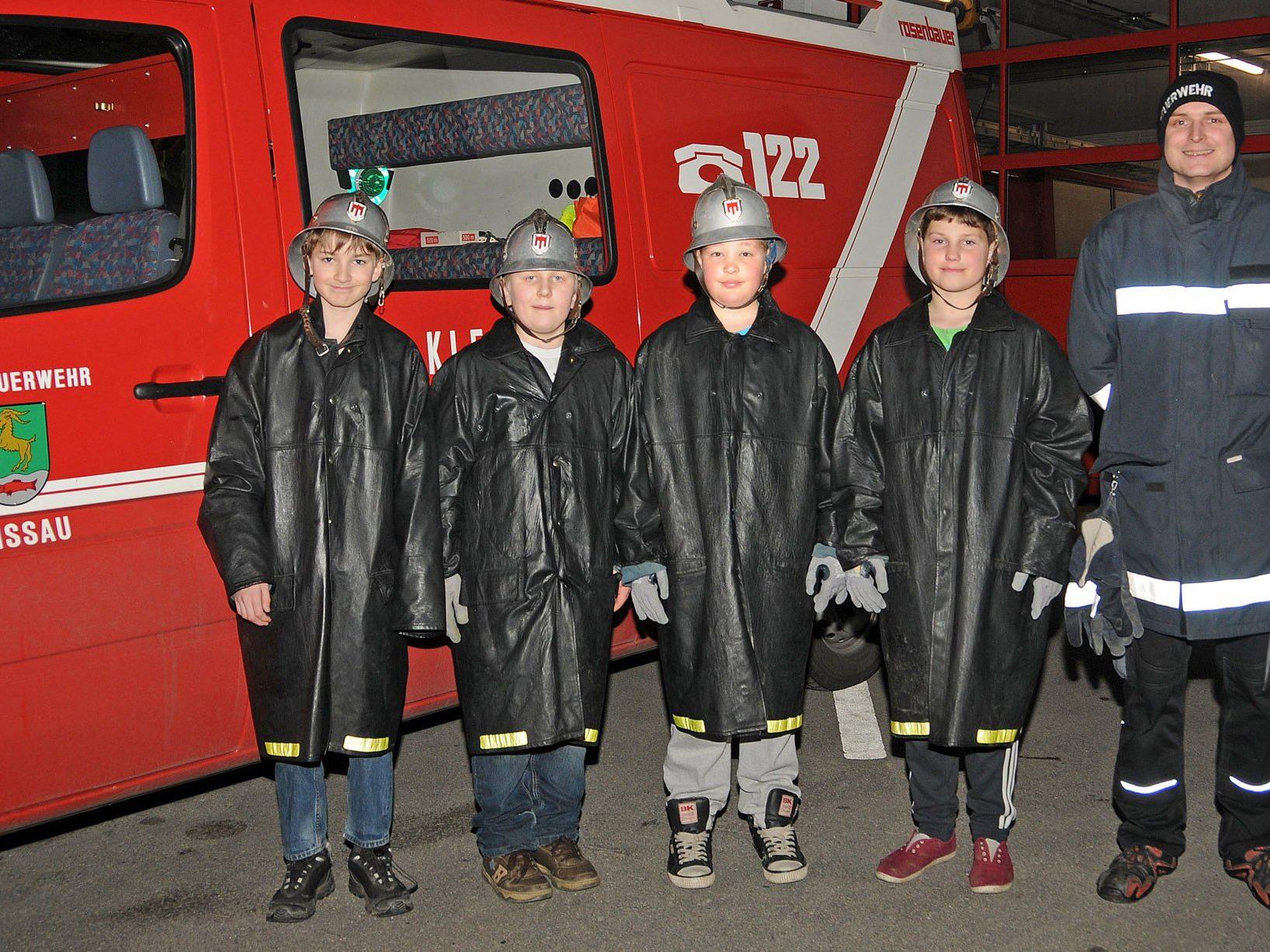 Die ersten Mitglieder der Feuerwehr-Jugend Gaißau mit Jugendleiter Adrian Blum
