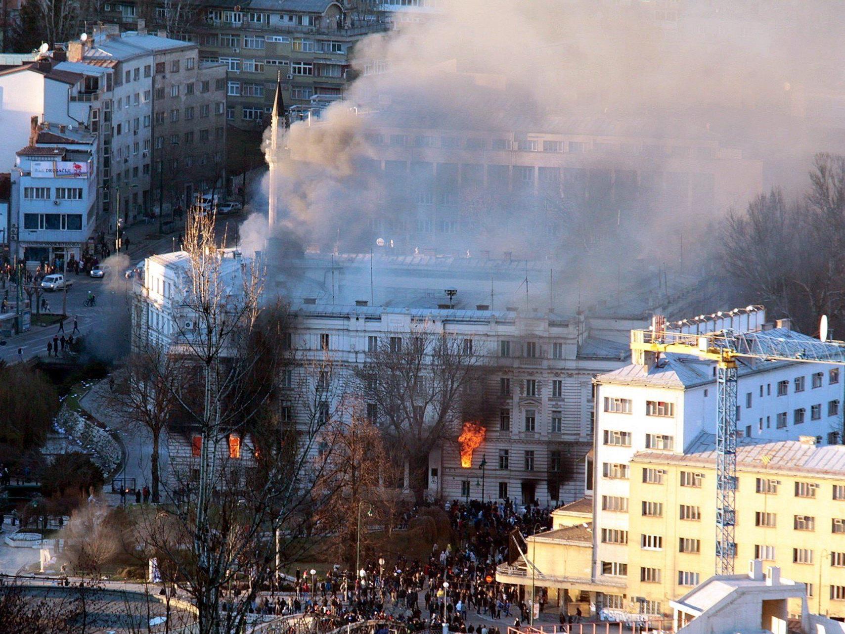 Das Gebäude der Kantonalregierung in Sarajewo in Flammen.