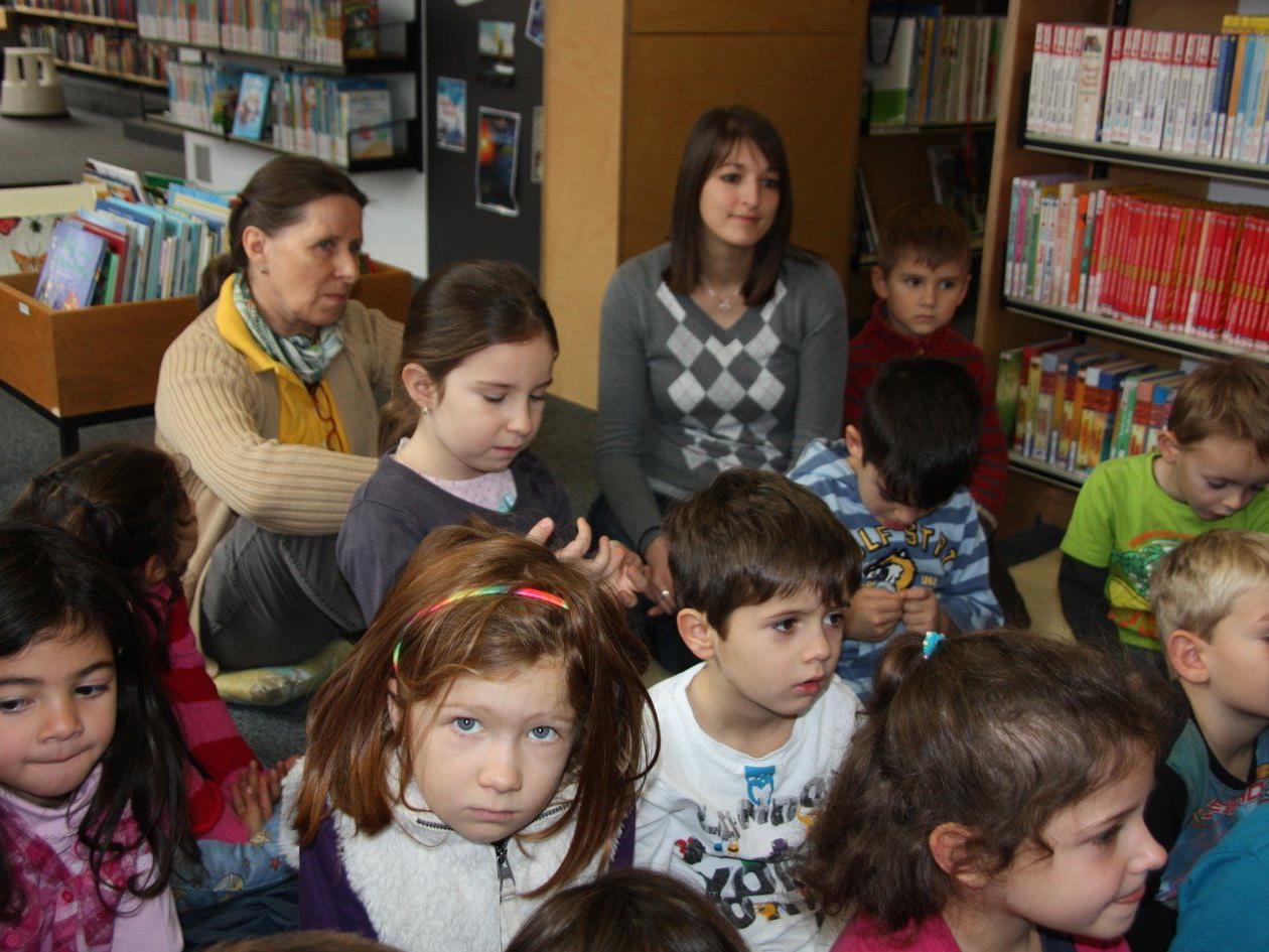 Nachwuchsleserinnen besuchten die Bücherei.