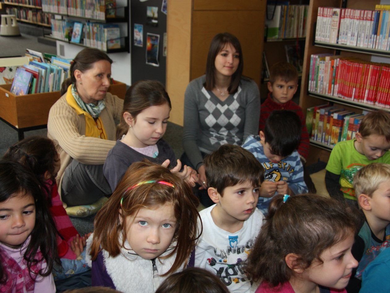 Nachwuchsleserinnen besuchten die Bücherei. Nachwuchsleserinnen besuchten die Bücherei.