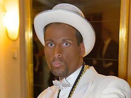 in diesem Aufzug erschien Chris Stephan am Opernball. in diesem Aufzug erschien Chris Stephan am Opernball.