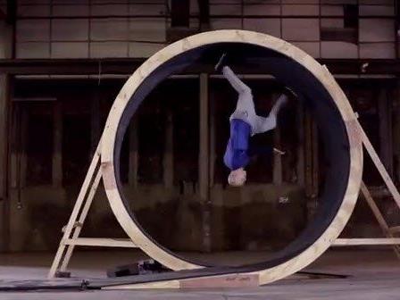 Damien Walters hat das Unmögliche möglich gemacht: Für einen Pepsi-Werbespot rannte er eine volle 360-Grad-Schleife.