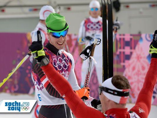 Johannes Dürr gratuliert Dario Cologna zur Goldmedaille. Johannes Dürr gratuliert Dario Cologna zur Goldmedaille.