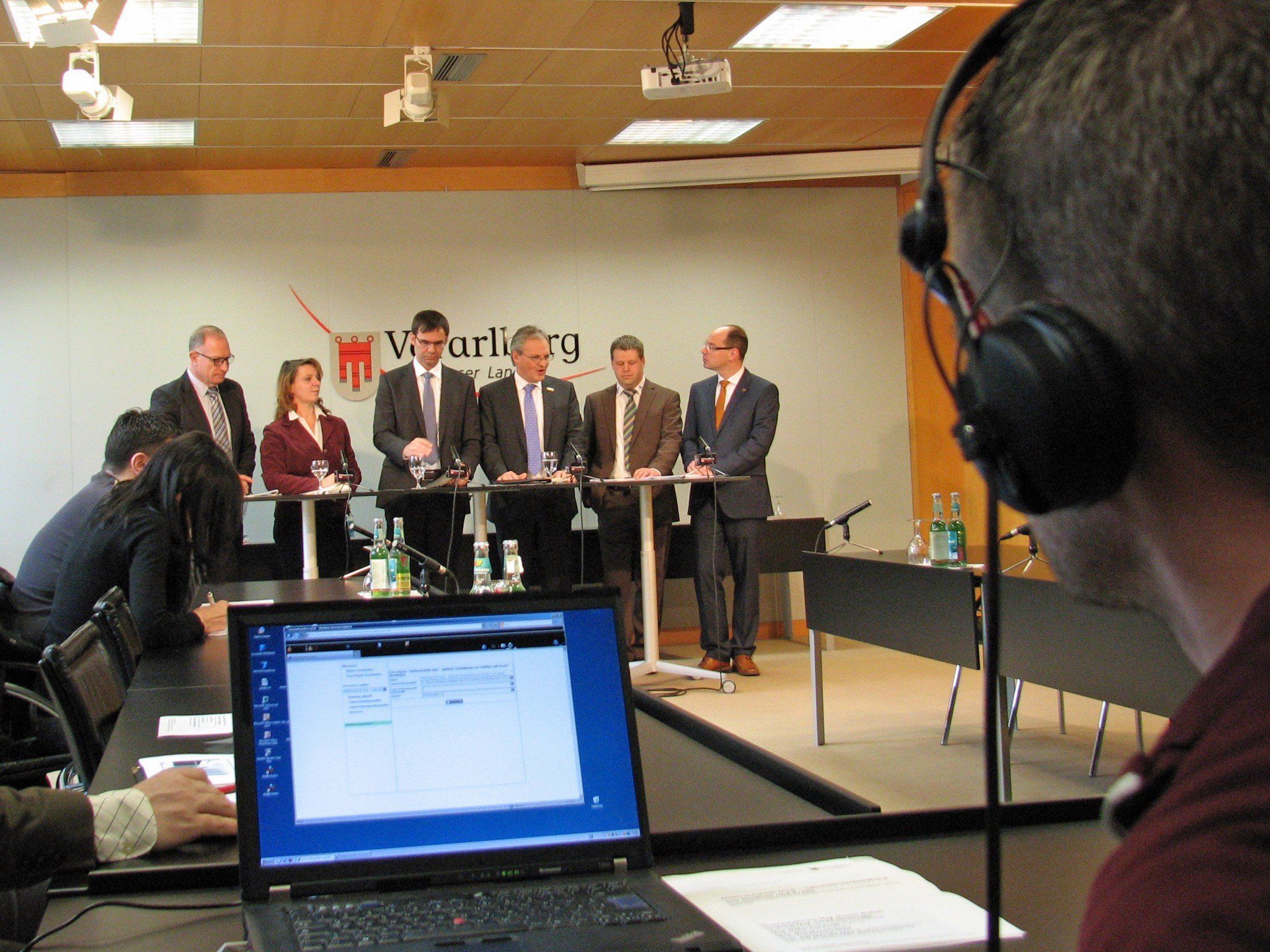 LH Wallner, LR Sonderegger, FH-Geschäftsführer Fitz-Rankl sowie Martina Draxl (Baur Prüf- und Messtechnik) und Steffen Steckbauer (Lorünser Austria) nahmen Stellung zum neuen FH-Studium Elektrotechnik Dual LH Wallner, LR Sonderegger, FH-Geschäftsführer Fitz-Rankl sowie Martina Draxl (Baur Prüf- und Messtechnik) und Steffen Steckbauer (Lorünser Austria) nahmen Stellung zum neuen FH-Studium Elektrotechnik Dual