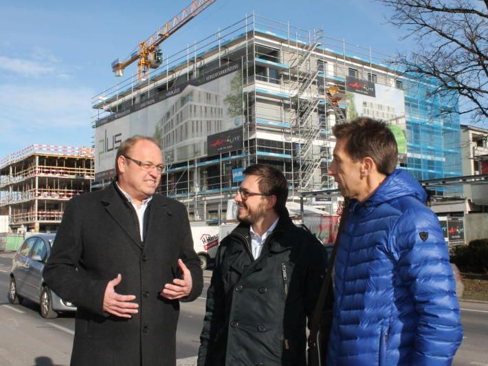 Bürgermeister Elmar Rhomberg und Atrium-Geschäftsführer Jeannot Fink beim Lokalaugenschein im Gespräch mit Optikermeister Michael Friesenecker.