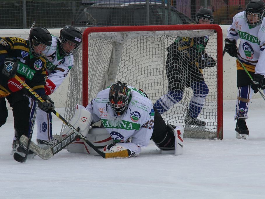 Die Frauenmannschaft von HC Samina Rankweil gewinnt das letzte Spiel im Grunddurchgang mit 6:0 und geht als Zweiter ins Finalturnier. Die Frauenmannschaft von HC Samina Rankweil gewinnt das letzte Spiel im Grunddurchgang mit 6:0 und geht als Zweiter ins Finalturnier.