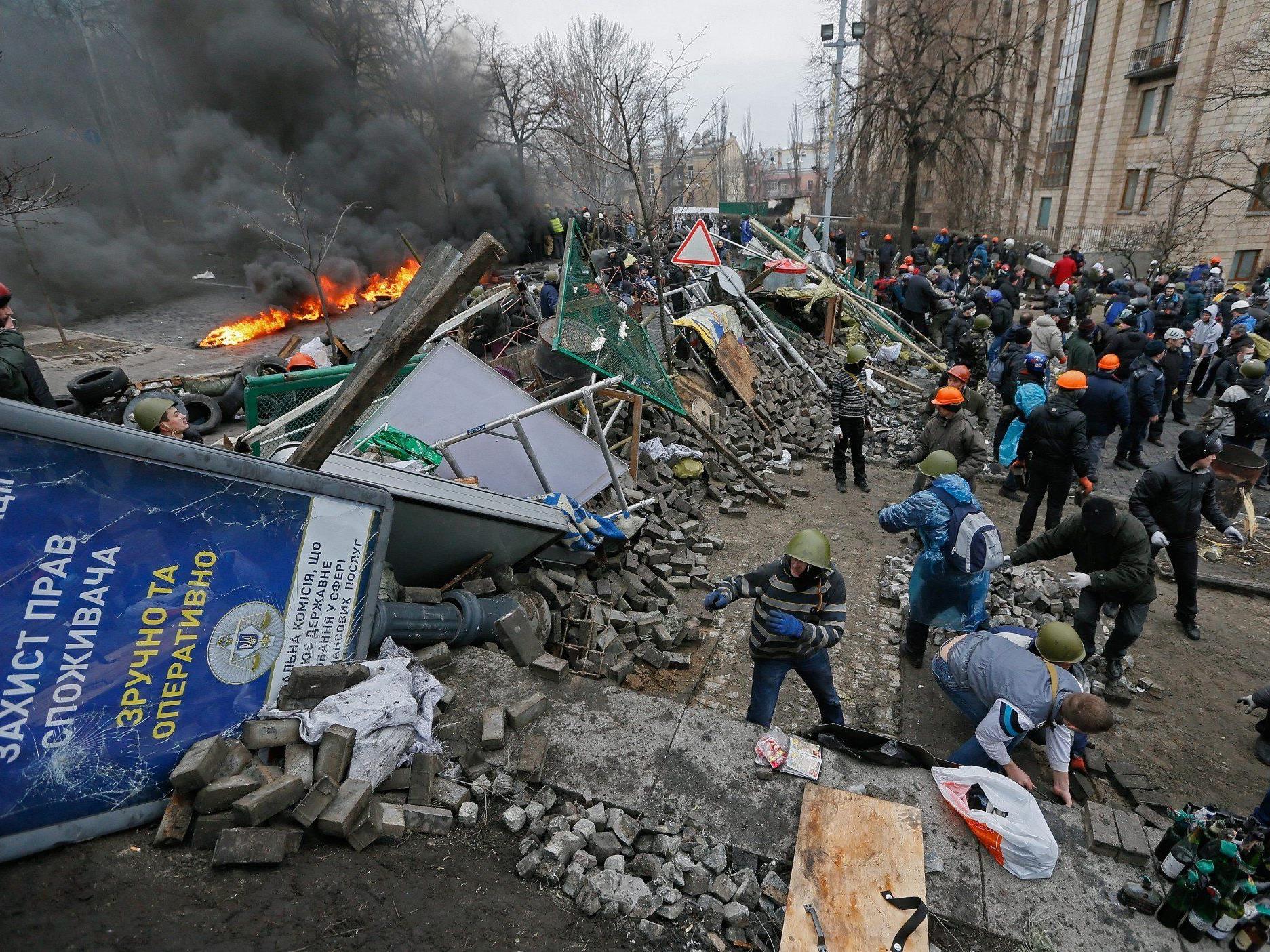 Die Opposition verstärkt die Barrikaden am Maidan, nachdem es am Donnerstag erneutz zu heftigen Protesten mit der Polizei gekommen ist.