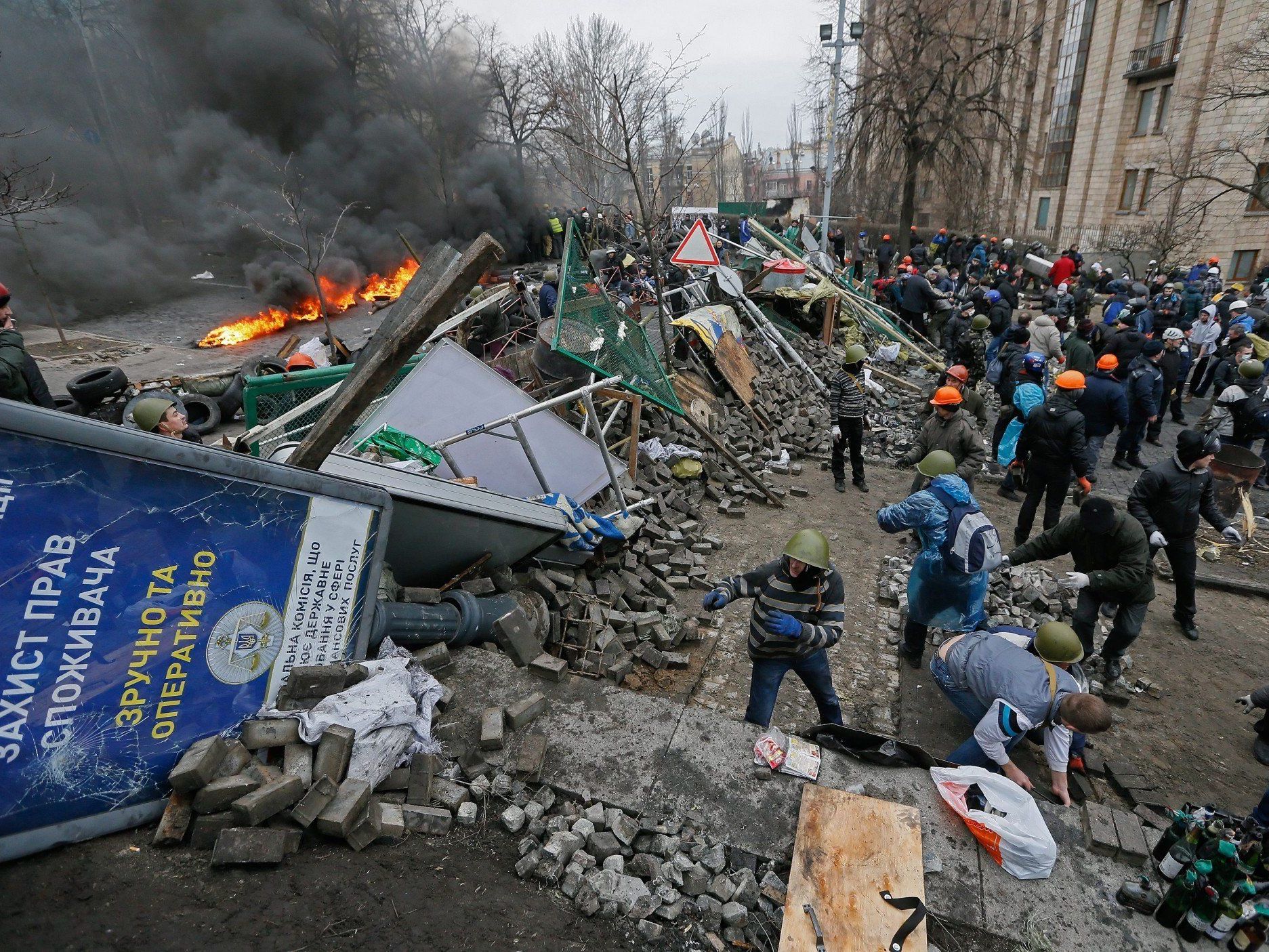 Die Opposition verstärkt die Barrikaden am Maidan, nachdem es am Donnerstag erneutz zu heftigen Protesten mit der Polizei gekommen ist. Die Opposition verstärkt die Barrikaden am Maidan, nachdem es am Donnerstag erneutz zu heftigen Protesten mit der Polizei gekommen ist.