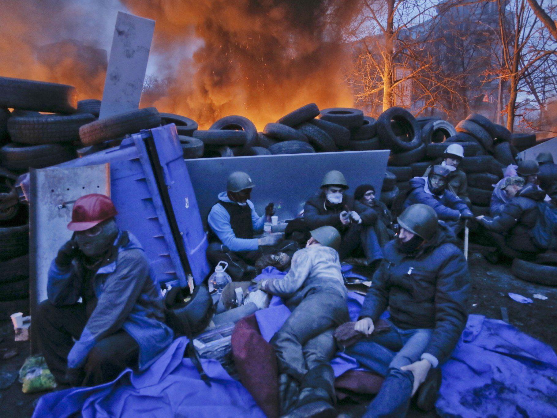 Blutige Straßenschlachten in Kiew - Ringen um politische Lösung.