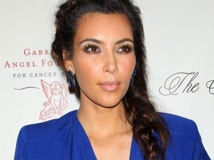 Kim ist nicht ganz zufrieden mit ihrem Vertrag. Kim ist nicht ganz zufrieden mit ihrem Vertrag.