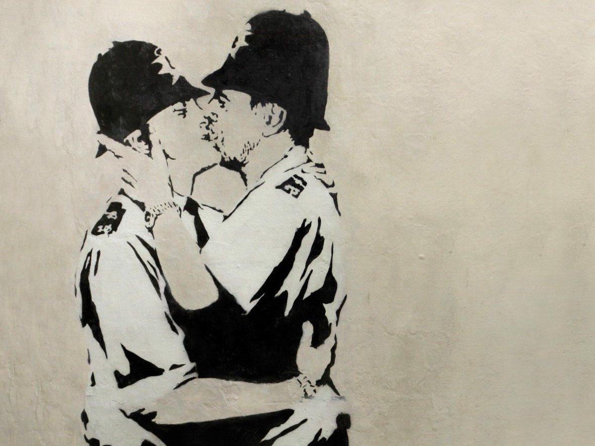 "Kissing Coppers": Wandmalerei von Street-Art-Künstler Banksy versteigert. "Kissing Coppers": Wandmalerei von Street-Art-Künstler Banksy versteigert.
