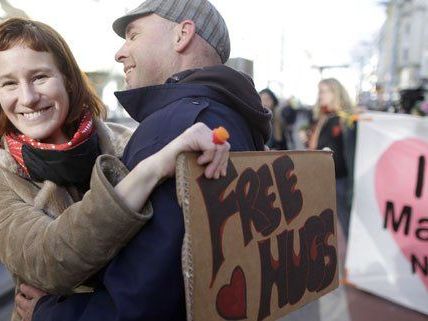 Free Hugs gab es am Valentinstag auf der MaHü in Wien. Free Hugs gab es am Valentinstag auf der MaHü in Wien.