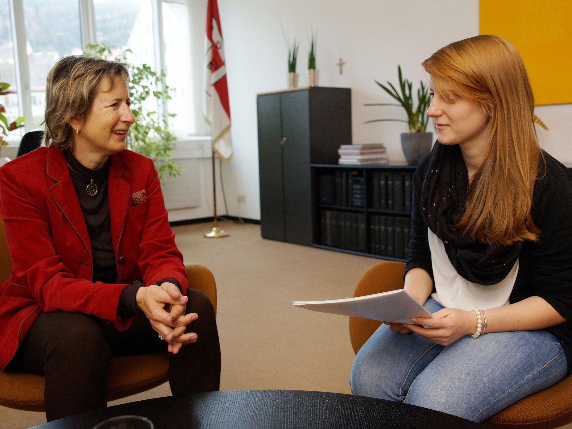 Rebecca Kaufmann bei der Übergabe der Unterschriften an Landtagspräsidentin Gabriele Nußbaumer.
