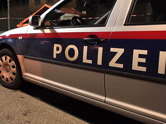 Zwei Männer überfielen einen Supermarkt in Wien-Landstaße. Zwei Männer überfielen einen Supermarkt in Wien-Landstaße.