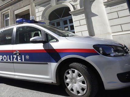 Die Polizei fahndet nach den unbekannten Tätern. Die Polizei fahndet nach den unbekannten Tätern.
