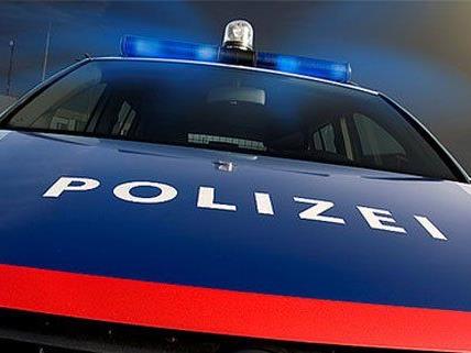 Frau in Feldkirch von zwei Unbekannten ausgeraubt. Polizei sucht Zeugen.