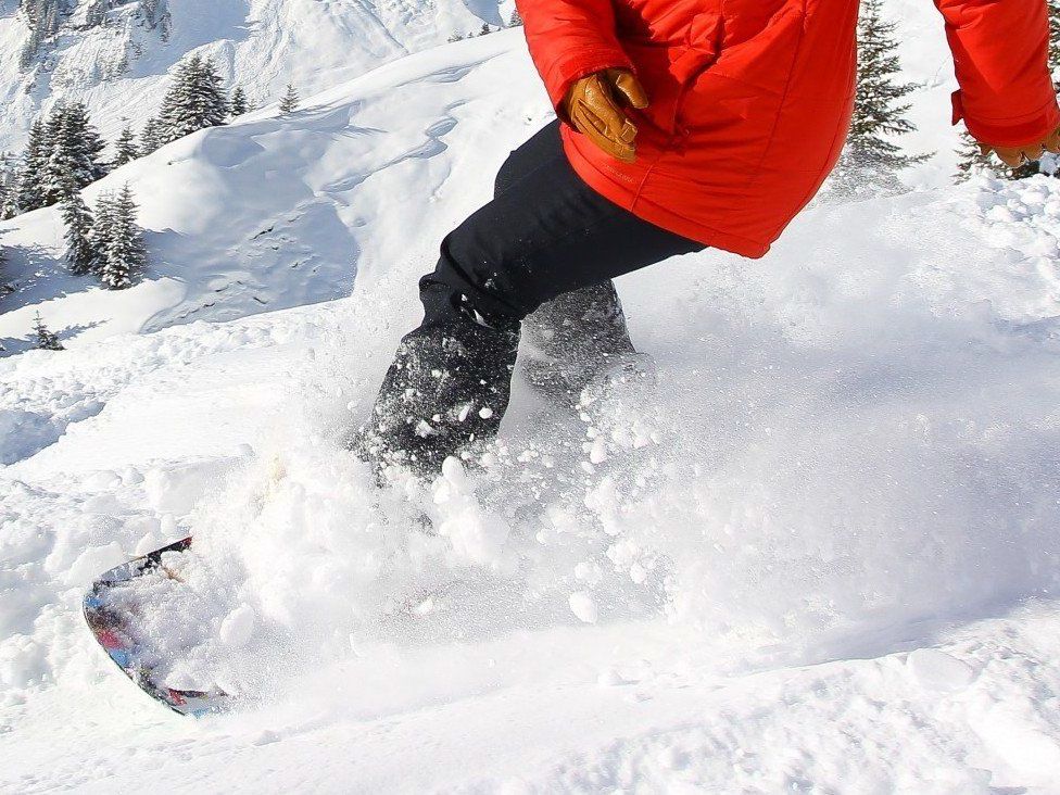 Der Skifahrer ließ den jungen Snowboarder verletzt liegen. Der Skifahrer ließ den jungen Snowboarder verletzt liegen.