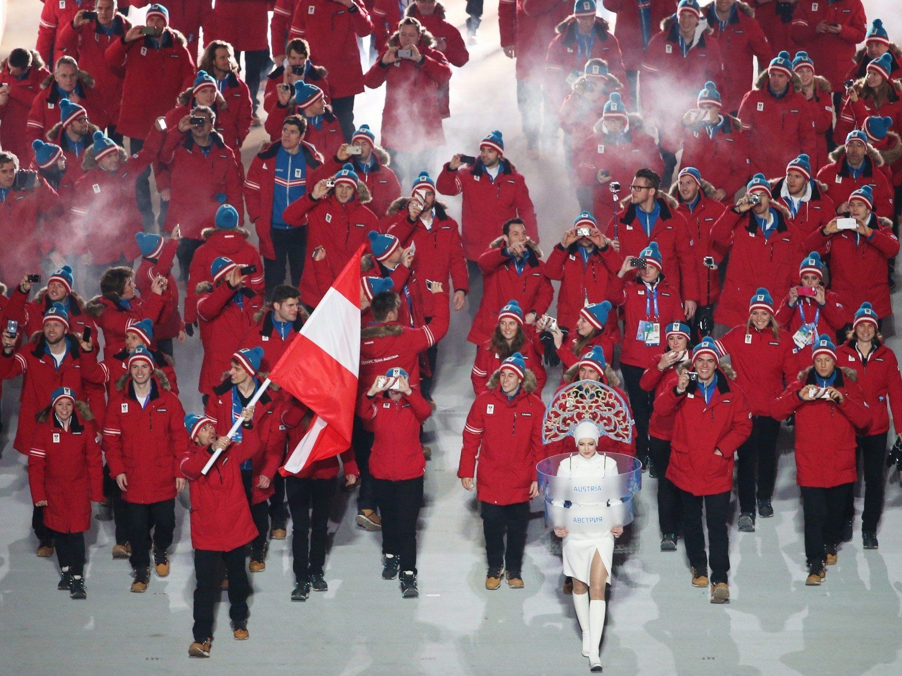 Die österreichische Delegation mit Fahnenträger Mario Stecher. Die österreichische Delegation mit Fahnenträger Mario Stecher.