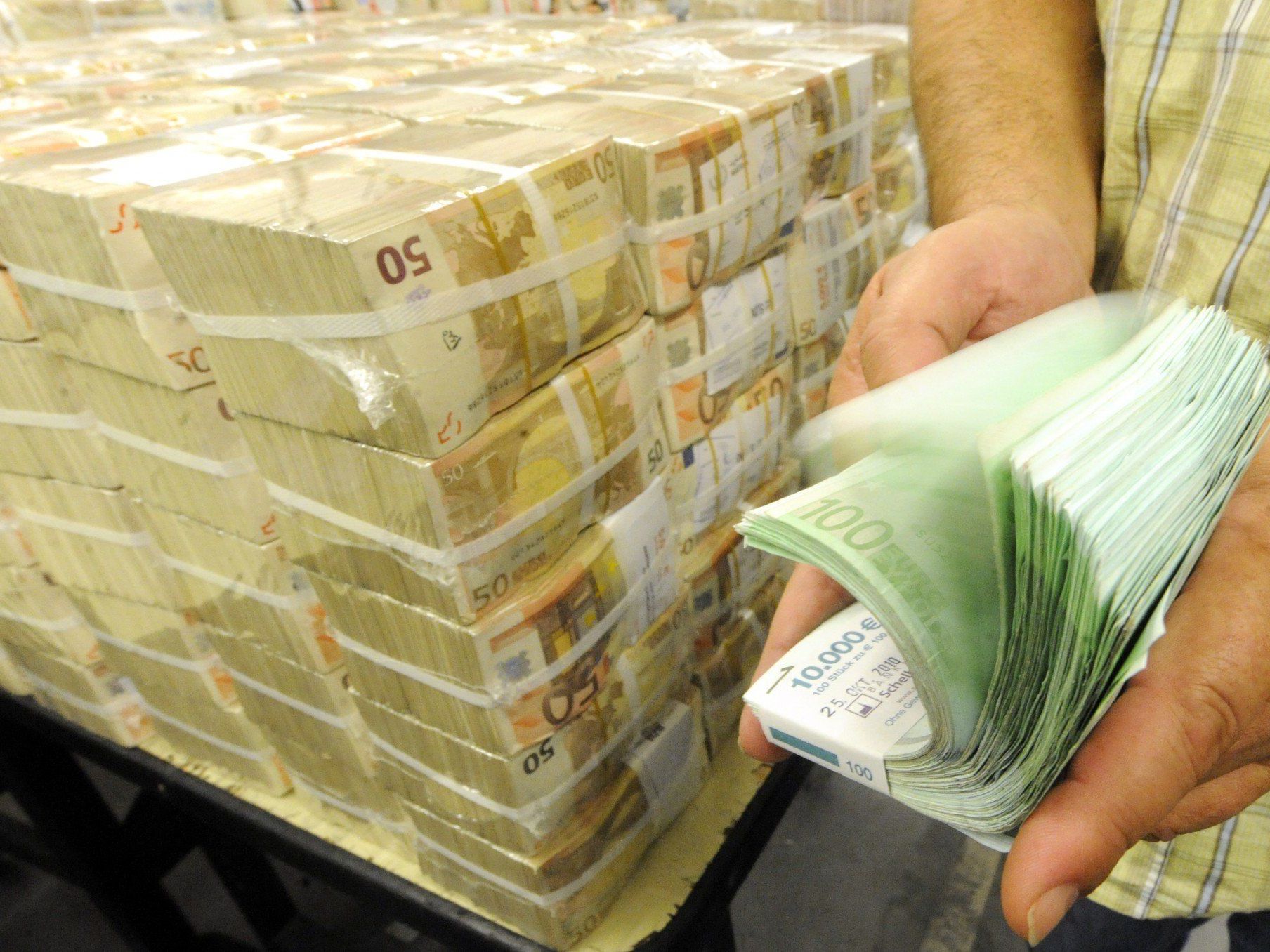 Es fehlen Millionen im Budget - Geldsegen zum Löcherstopfen. Es fehlen Millionen im Budget - Geldsegen zum Löcherstopfen.