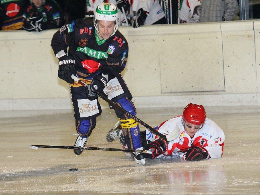 Topscorer Johannes Hehle machte das halbe Dutzend im letzten Heimspiel voll, Rankweil gewann klar mit 6:2. Topscorer Johannes Hehle machte das halbe Dutzend im letzten Heimspiel voll, Rankweil gewann klar mit 6:2.