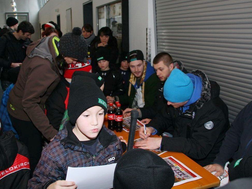 Die vier VEU Feldkirch Stars Martin Tomasek, Volodymr Romanenko, Maxim Abaev und Dominik Müller gaben Autogramme.