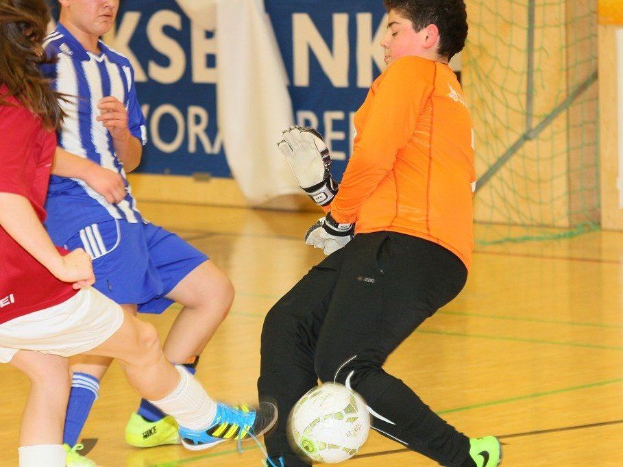 Voll zur Sache ging es am Eröffnungstag des 7. Raiffeisen Hallenfußballturnier in Rankweil. Voll zur Sache ging es am Eröffnungstag des 7. Raiffeisen Hallenfußballturnier in Rankweil.