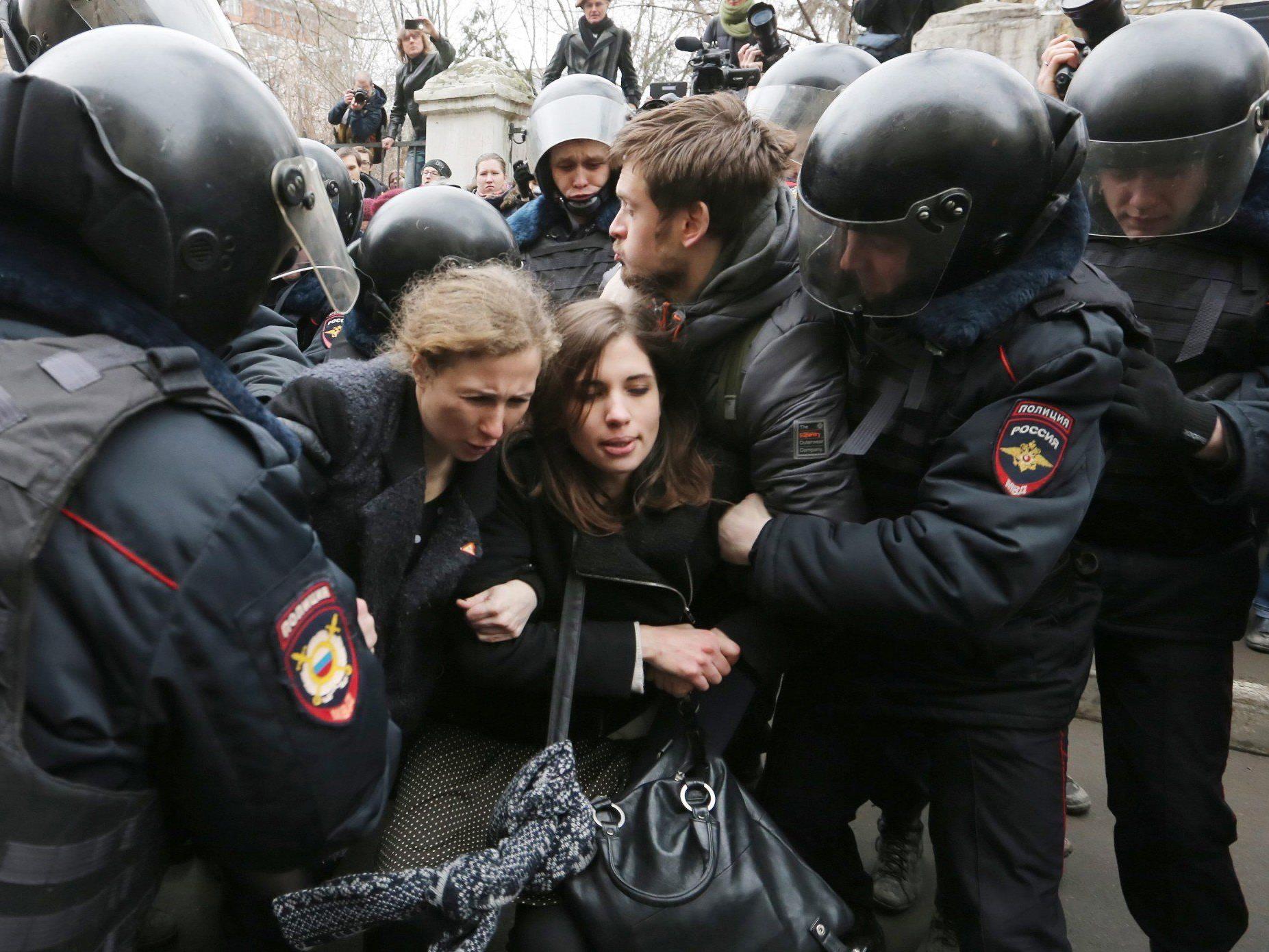 Bilder zeigen Aktivistinnen in Polizeigewahrsam.