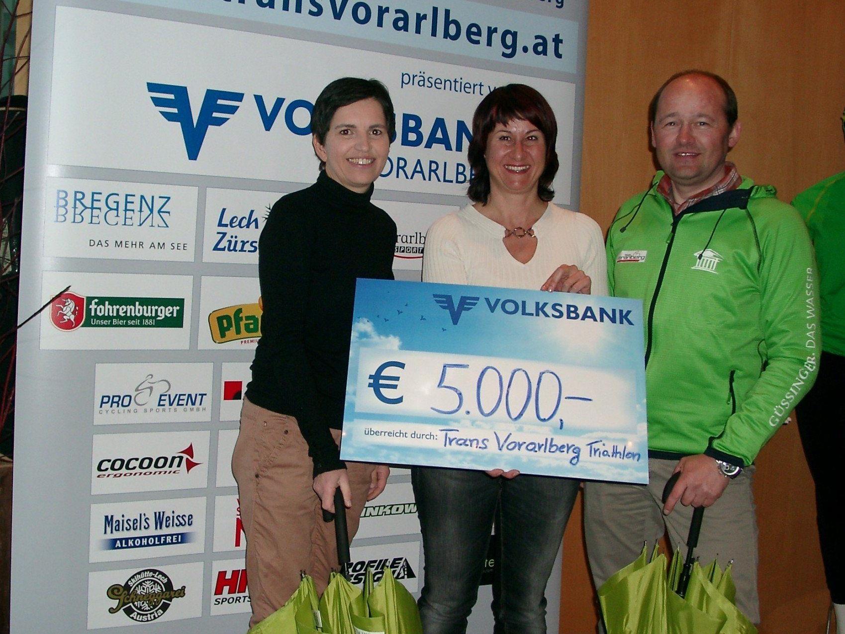 Thomas Kofler und Sabine Wittwer überreichten an Susanne Marosch einen Scheck von 5000 Euro.