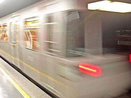 Die Männer wurden beschuldigt, den 18-Jährigen in einer U-Bahnstation ausgeraubt zu haben. Die Männer wurden beschuldigt, den 18-Jährigen in einer U-Bahnstation ausgeraubt zu haben.