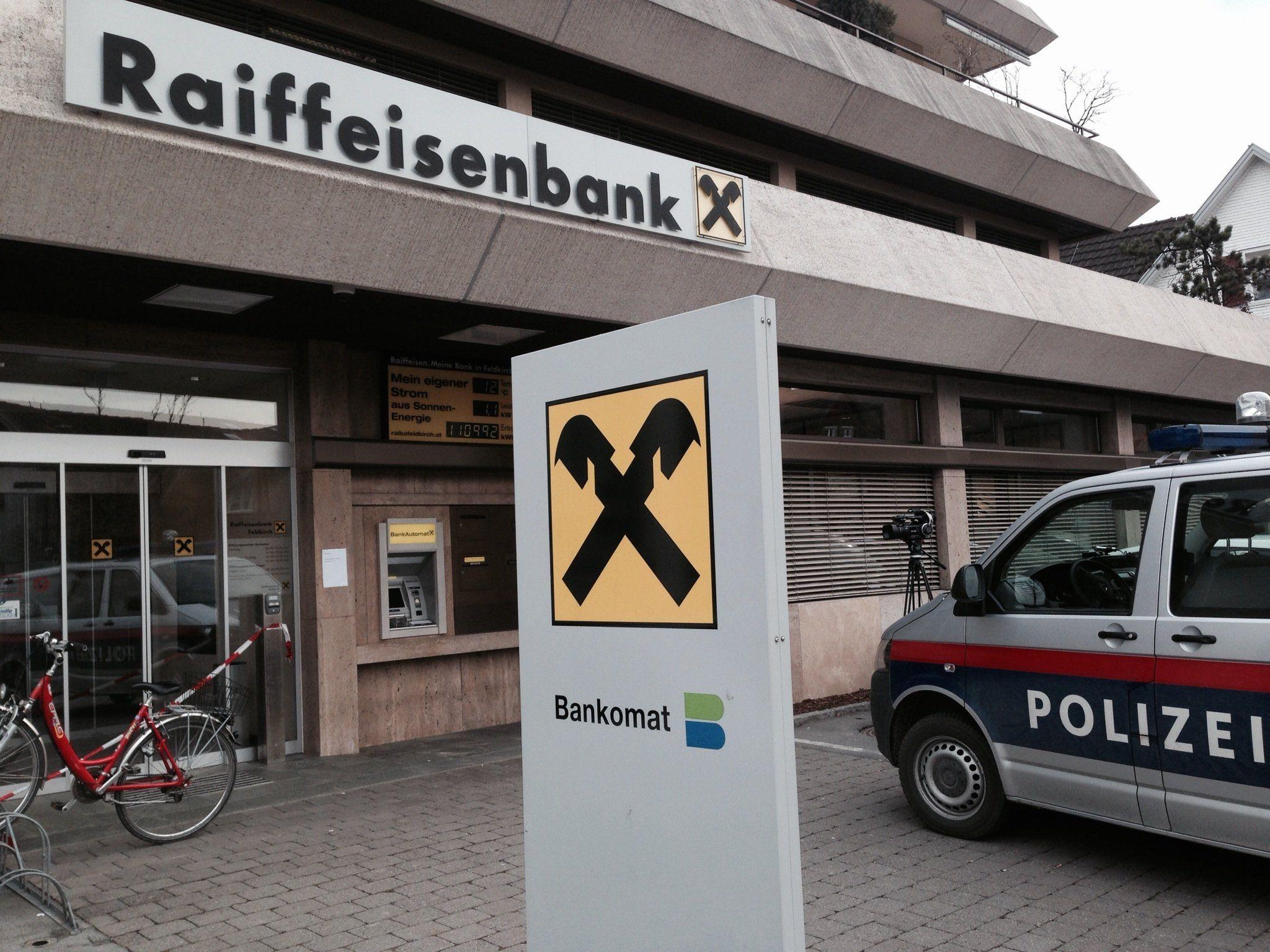 Banküberfall in Feldkirch Altenstadt: Bewaffneter Täter flüchtig.