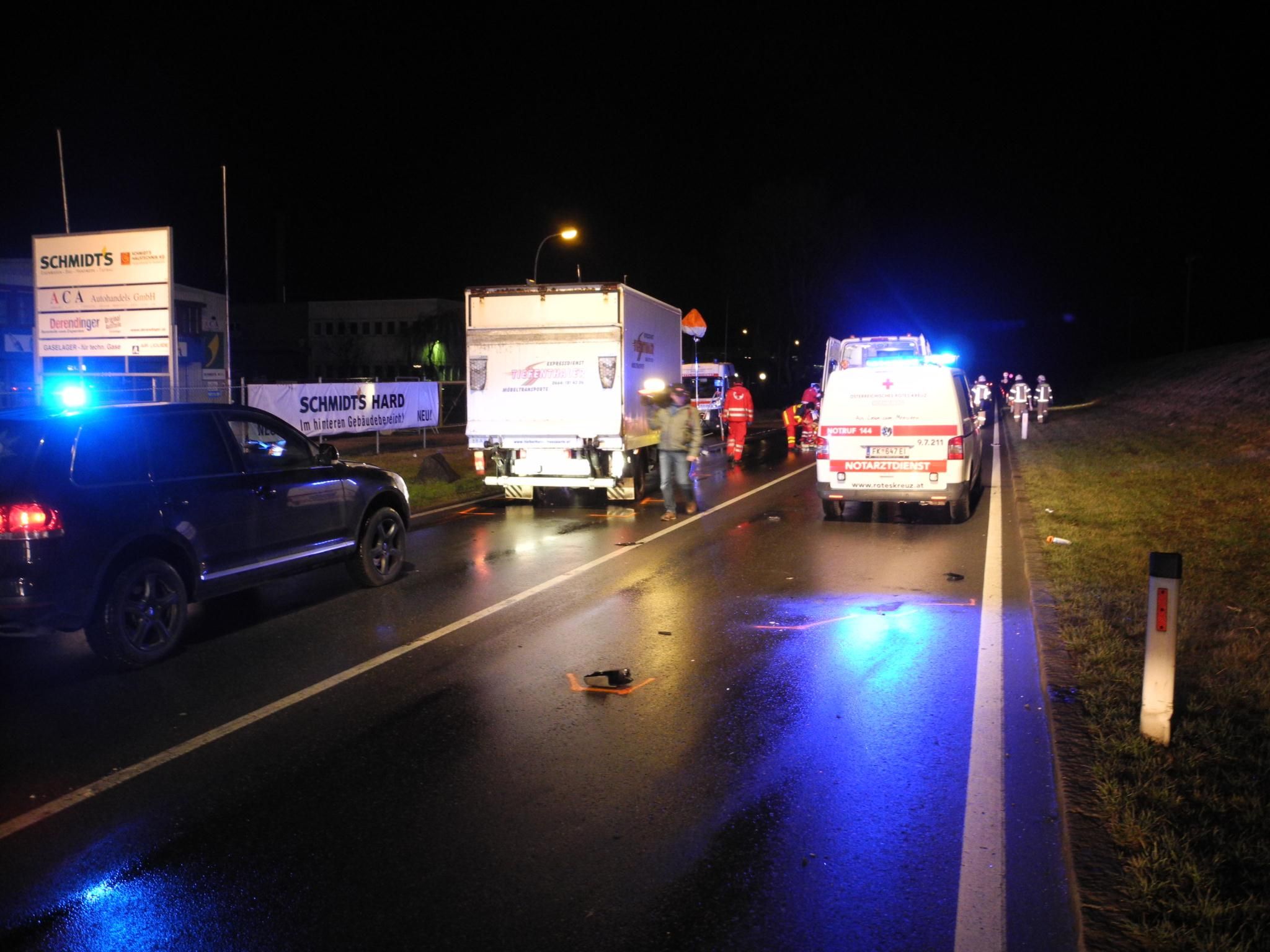 Der 23-Jährige wurde auf der Fahrbahn von einem Klein-Lkw erfasst. Der 23-Jährige wurde auf der Fahrbahn von einem Klein-Lkw erfasst.
