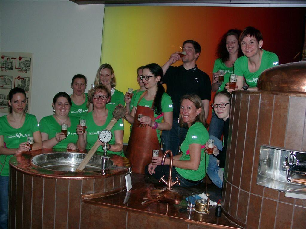 Elf Teilnehmerinnen vom Bodensee Frauenlauf haben in der Mohrenbrauerei 80 Liter Bier hergestellt.