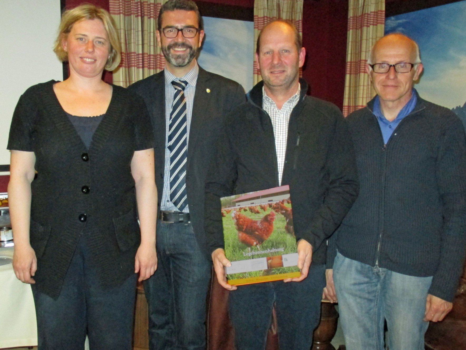 v.l. Amtstierärztin Dr. Monika Sibila, GF der ZAG DI Michael Wurzer, Obmann des Vorarlberger Geflügelverbandes Gebhard Flatz vom Sennhof Rankweil, Tierschutz-Ombudsmann Dr. Pius Fink. v.l. Amtstierärztin Dr. Monika Sibila, GF der ZAG DI Michael Wurzer, Obmann des Vorarlberger Geflügelverbandes Gebhard Flatz vom Sennhof Rankweil, Tierschutz-Ombudsmann Dr. Pius Fink.