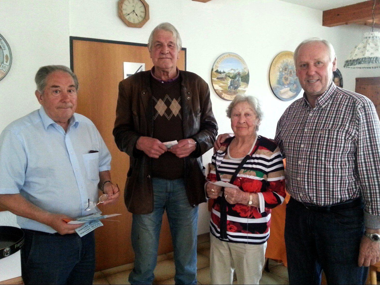 Gewinner des Preisjassen Michael Dremel (2.v.l.) und die Zweitplatzierte Herta Steinlechner (2.v.r.), mit Spielleiter Pepi Suitner (links) und Organisator Walter Gabriel Gewinner des Preisjassen Michael Dremel (2.v.l.) und die Zweitplatzierte Herta Steinlechner (2.v.r.), mit Spielleiter Pepi Suitner (links) und Organisator Walter Gabriel