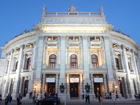 Das Konzert findet jedes Jahr vor dem Wiener Life Ball statt. Das Konzert findet jedes Jahr vor dem Wiener Life Ball statt.