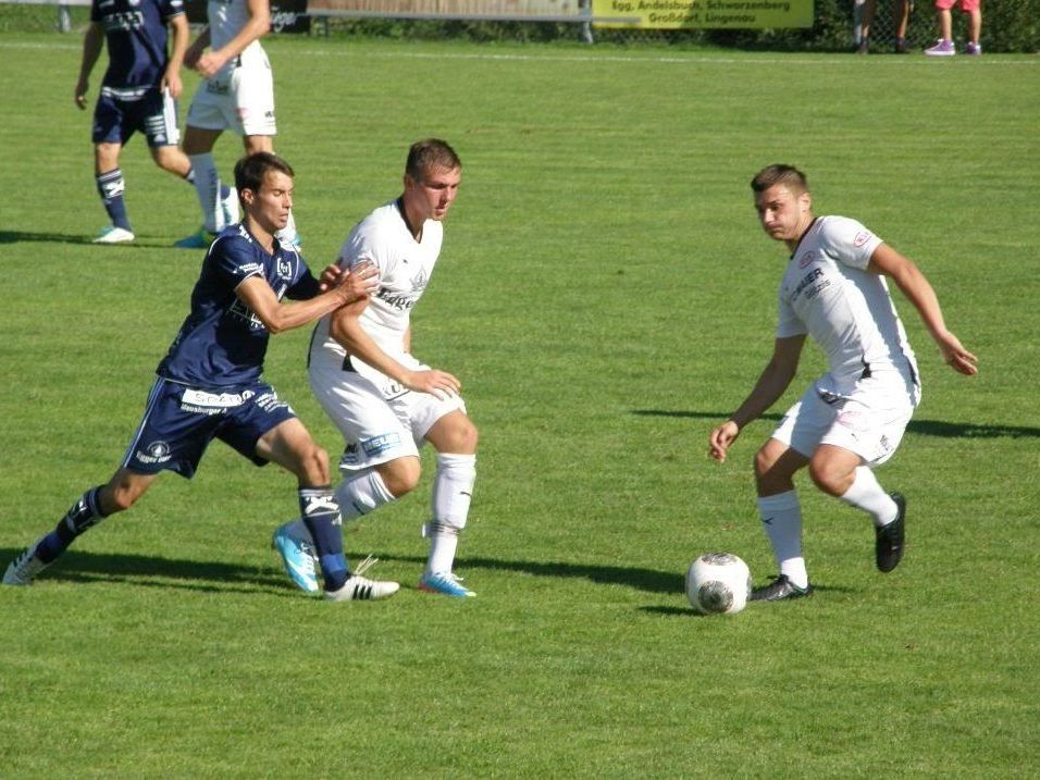 Der Egger Spielmacher Dejan Stanojevic (re.) möchte gegen Andelsbuch wieder seine Trickkiste auspacken. Der Egger Spielmacher Dejan Stanojevic (re.) möchte gegen Andelsbuch wieder seine Trickkiste auspacken.