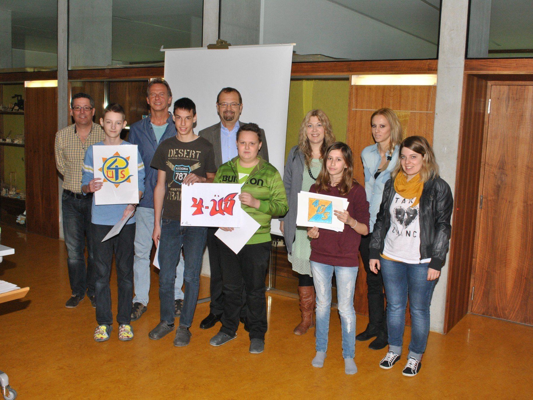 Julian Brunner (li.) mit dem neuen Logo des Jugendtreffs 4-ÜS Mäder Julian Brunner (li.) mit dem neuen Logo des Jugendtreffs 4-ÜS Mäder