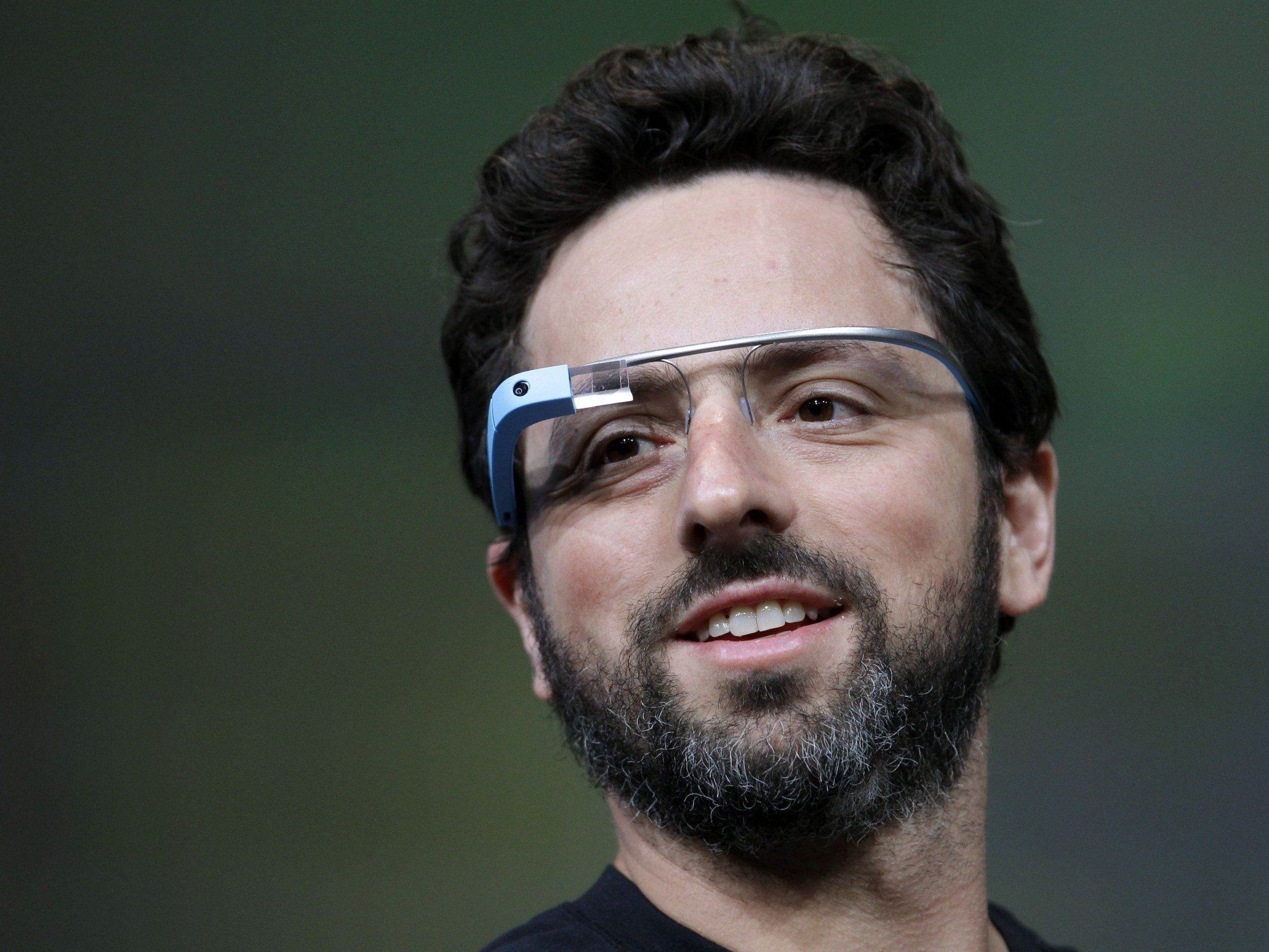 Google-Mitgründer Sergey Brin mit Google Glass. Wie wird die Brille künftig aussehen? Google-Mitgründer Sergey Brin mit Google Glass. Wie wird die Brille künftig aussehen?
